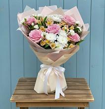 Букет цветов из:  Гвоздики, Орхидеи и Розы в Смидовиче