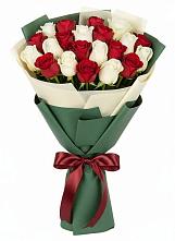 Букет Микс из красных и белых роз в Смидовиче