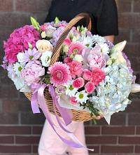 Композиция солнечный день в Смидовиче Цветочная композиция из Розы, Хризантемы, Пионы и Лизиантусы в корзине в Смидовиче