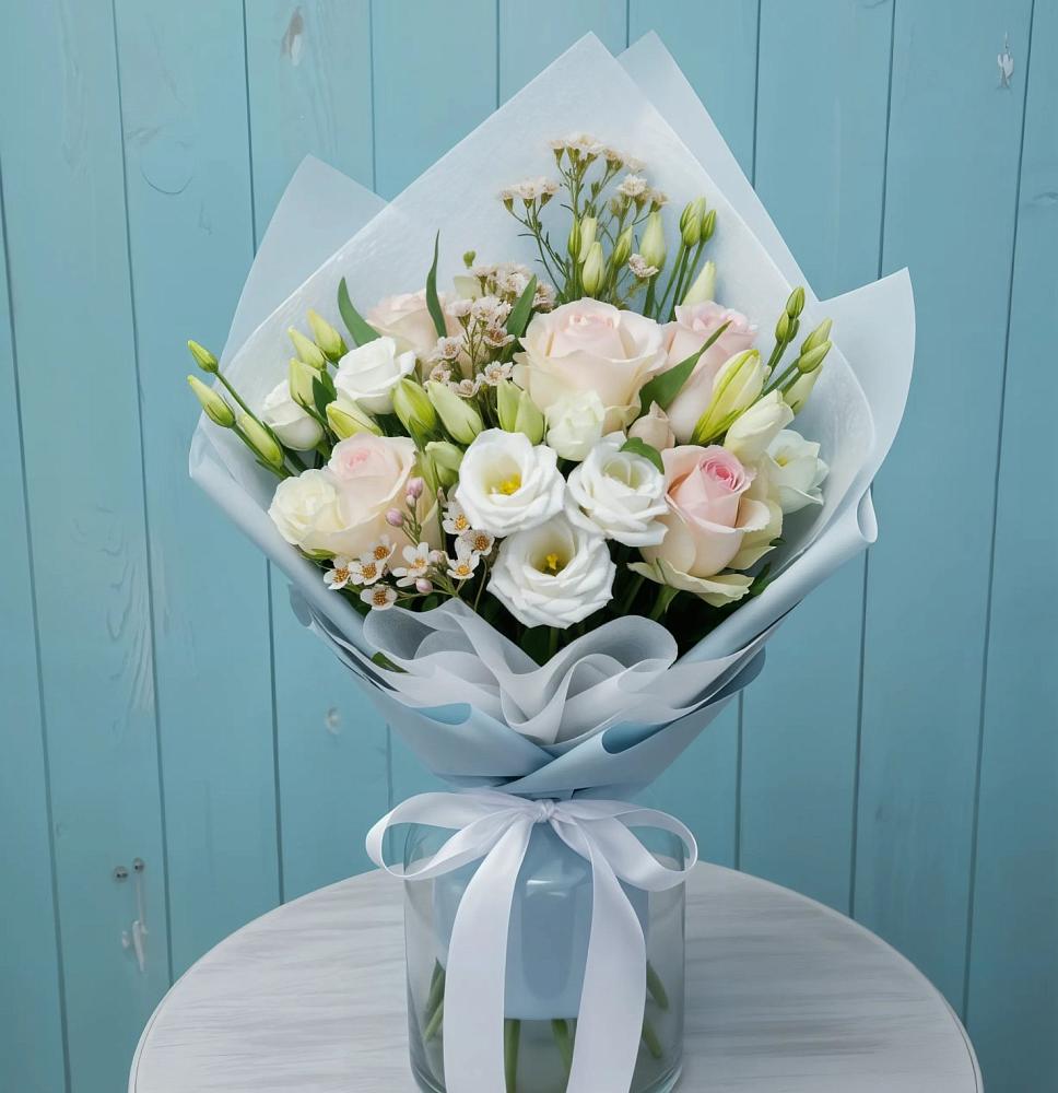 Букет цветов из: Розы и Лизиантусы в Смидовиче