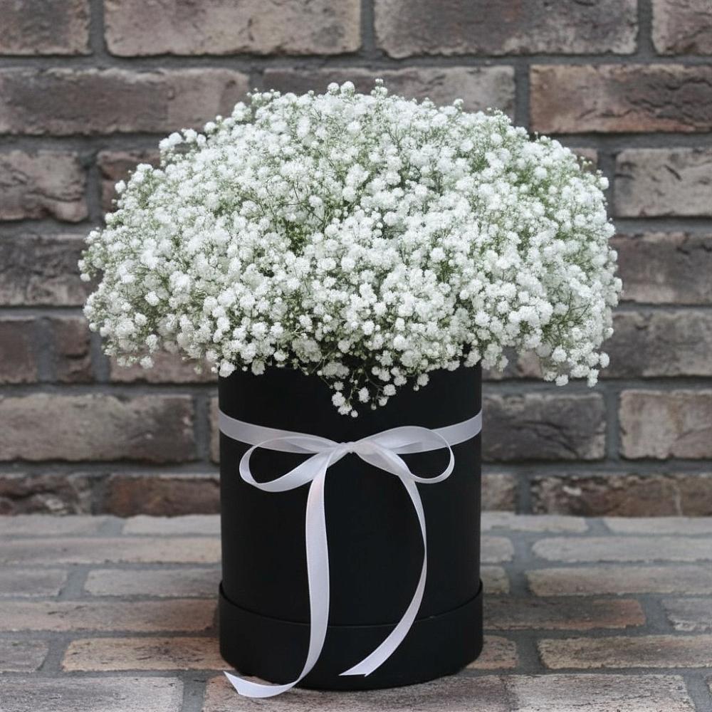 Цветочная композиция из Гипсофила в шляпной коробке в Смидовиче