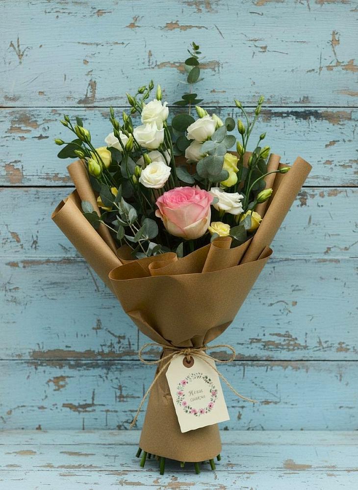 Букет цветов из: Розы и Лизиантусы в Смидовиче