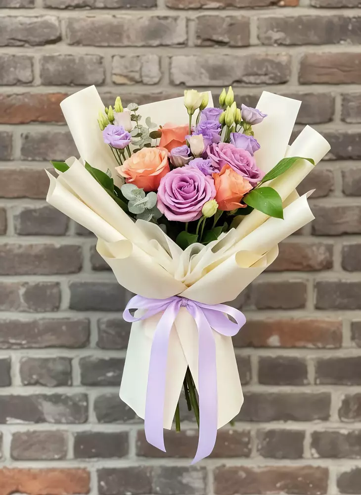 Букет цветов из: Лизиантусы и Розы в Смидовиче