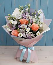 Букет цветов из:  Лизиантусы, Розы, Альстромерии и Гипсофила в Смидовиче