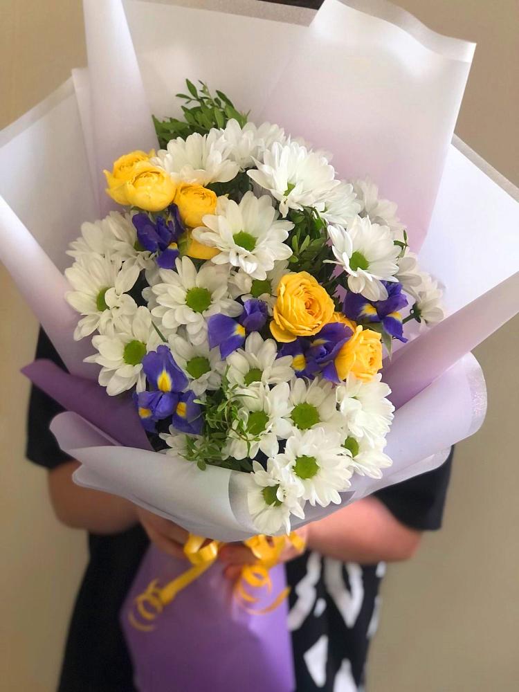 Букет цветов из: Ирисы, Хризантемы и Розы в Смидовиче