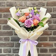 Букет цветов из:  Лизиантусы и Розы в Смидовиче