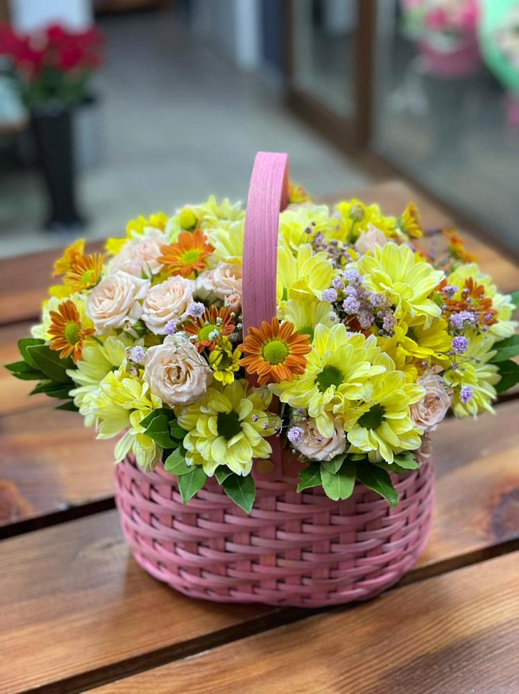 Цветочная композиция из Хризантемы и Розы в корзине в Смидовиче