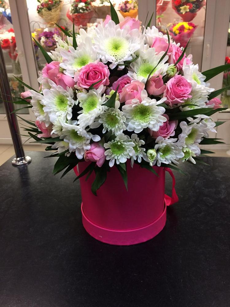 Цветочная композиция из Розы и Хризантемы в шляпной коробке в Смидовиче