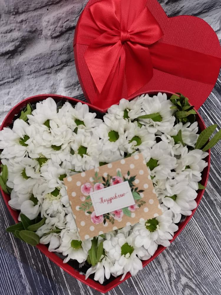 Цветочная композиция из Хризантемы в виде сердца в Смидовиче