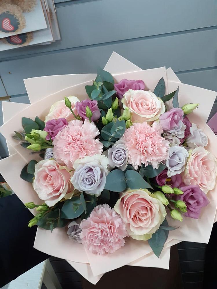 Букет цветов из: Розы, Гвоздики и Лизиантусы в Смидовиче