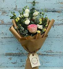 Букет цветов из:  Розы и Лизиантусы в Смидовиче