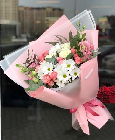 Букет цветов из: Розы, Лизиантусы и Хризантемы в Смидовиче