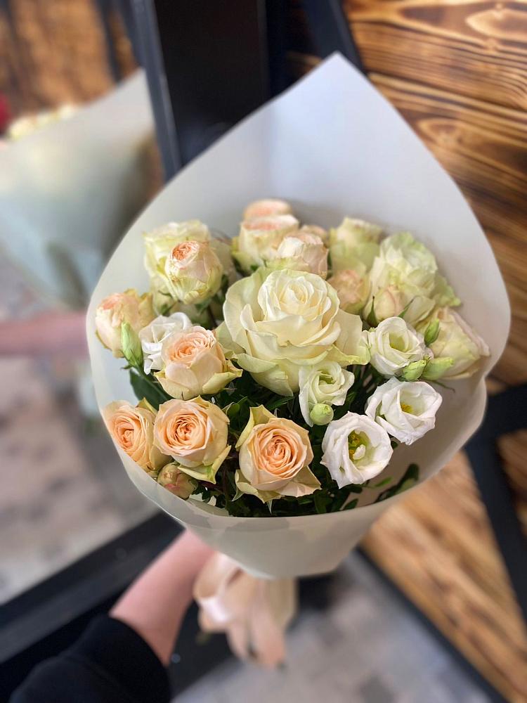 Букет цветов из: Розы и Лизиантусы в Смидовиче